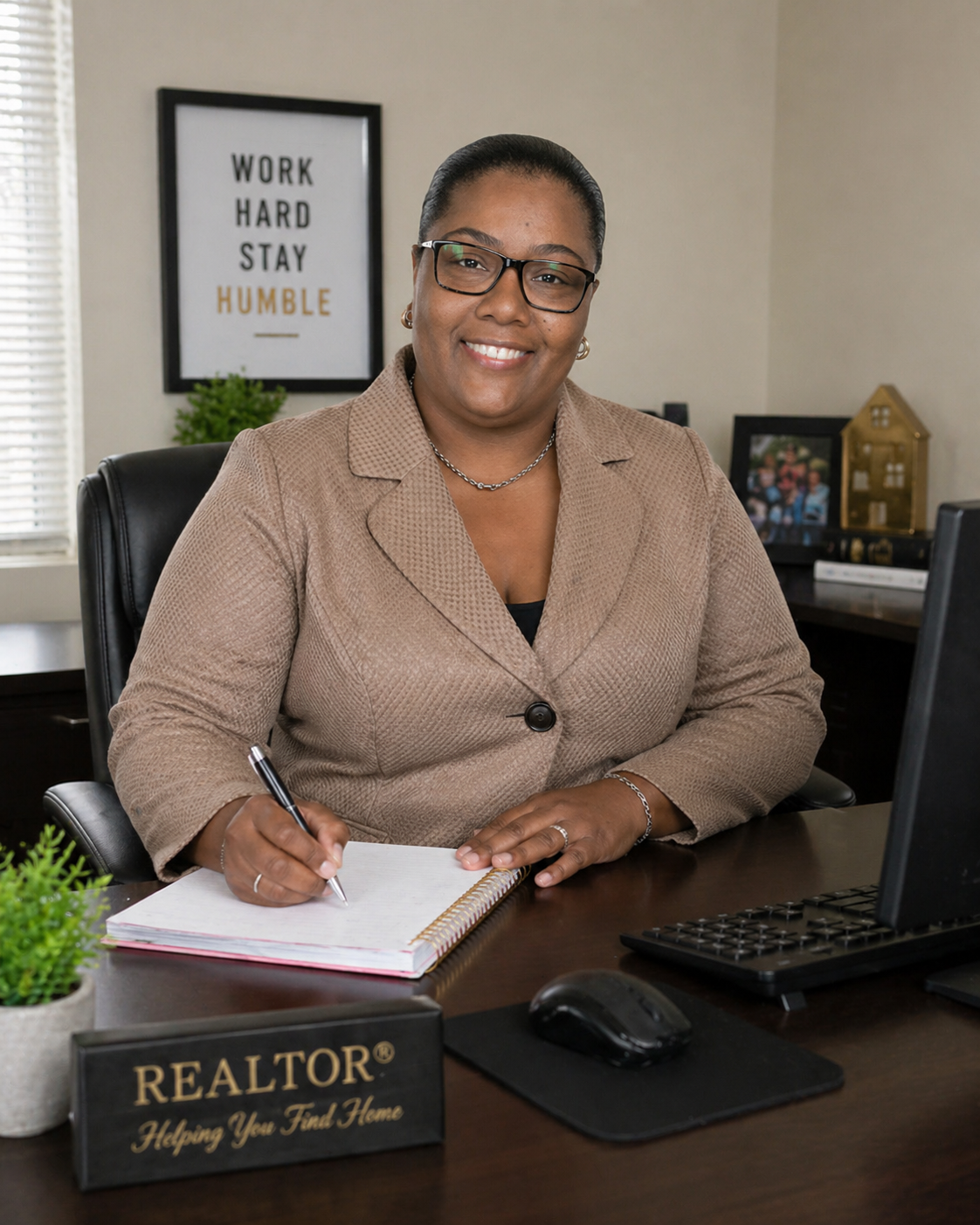 Elizabeth Deroneth à son bureau, courtière immobilière OACIQ